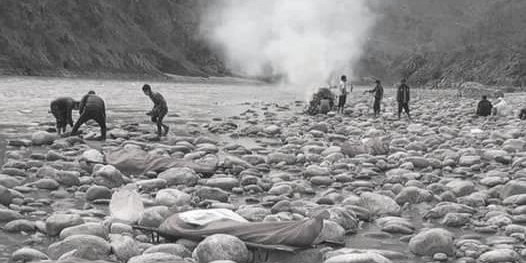 ७ जनाको एकै चिहानमा शव जल्दा रोयो बैतडीकाे रोडीदेवल गाउँ